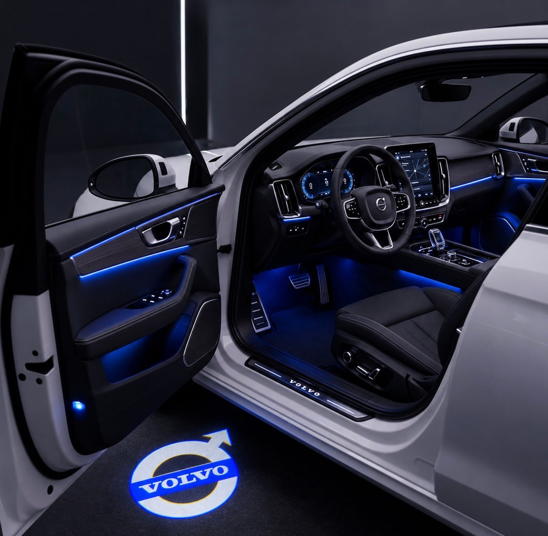 LED-dørlys – Volvo-logo, projiceret på jorden ved siden af en åben bildør