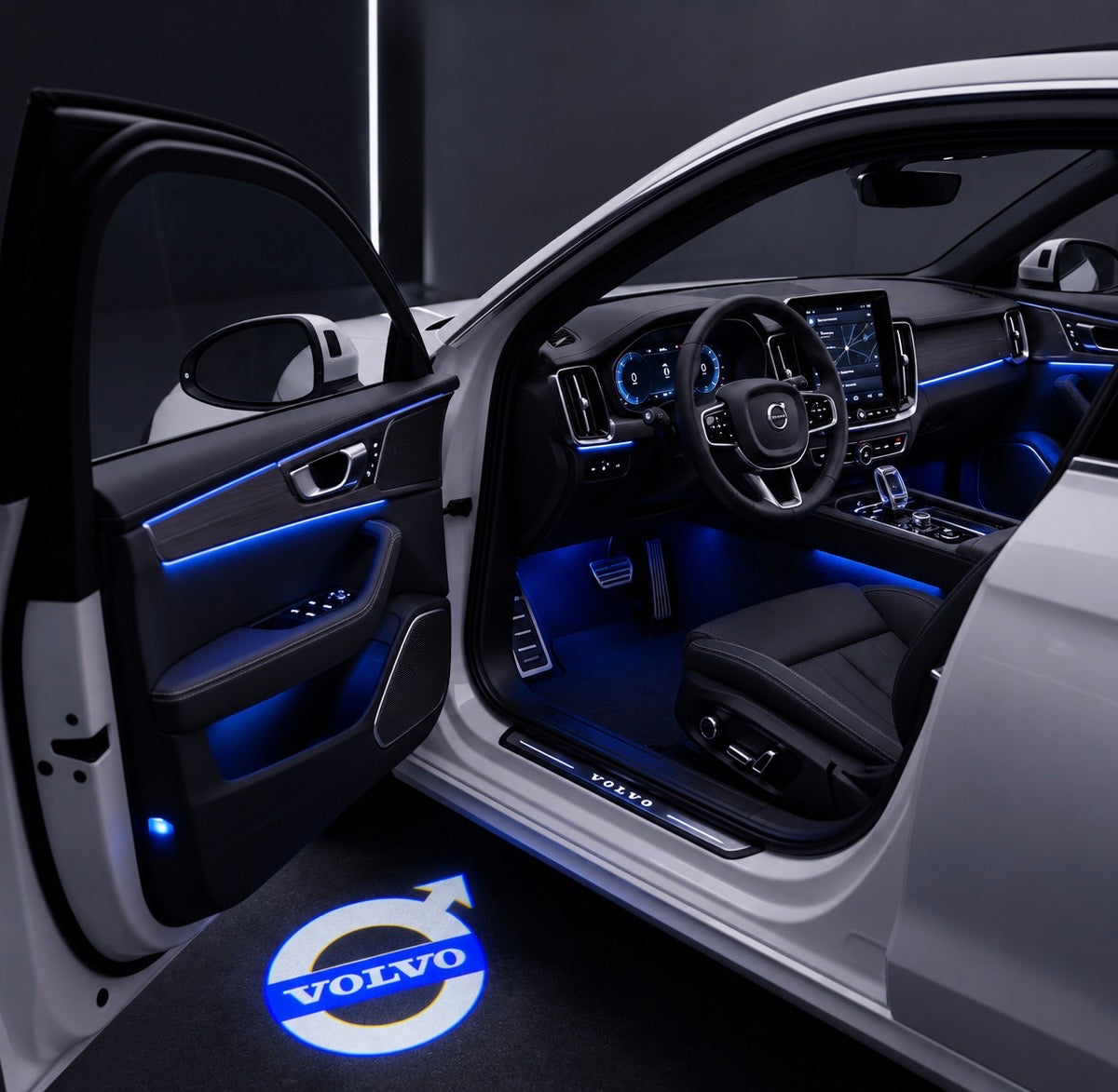 LED-dørlys – Volvo-logo, projiceret på jorden ved siden af en åben bildør
