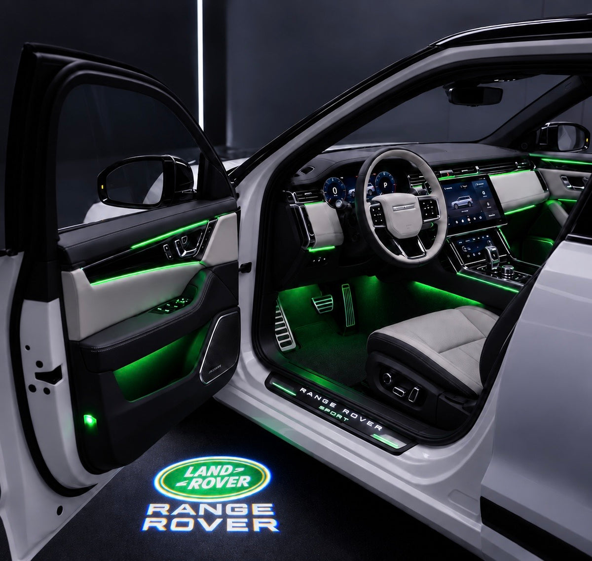 LED-dørlys – Land Rover-logo med Range Rover-skrift, projiceret på jorden ved siden af en åben bildør