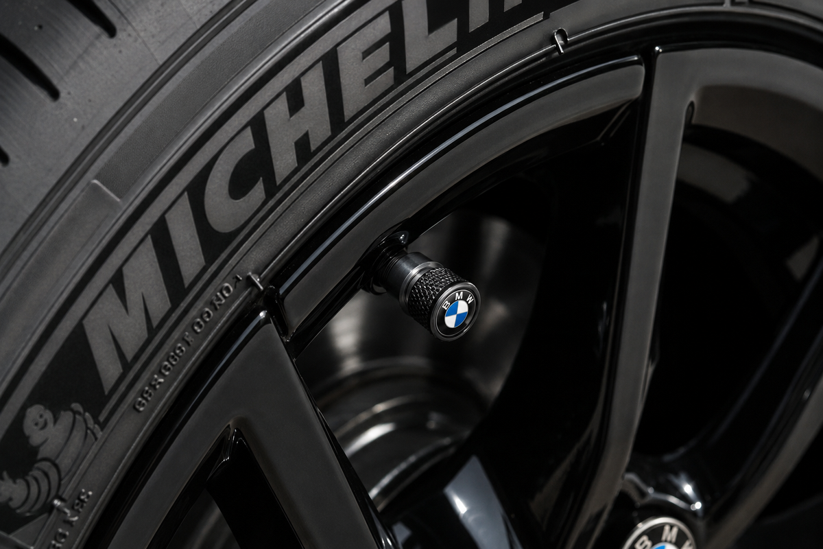 Čierna čiapočka ventilu s logom BMW na kolese auta