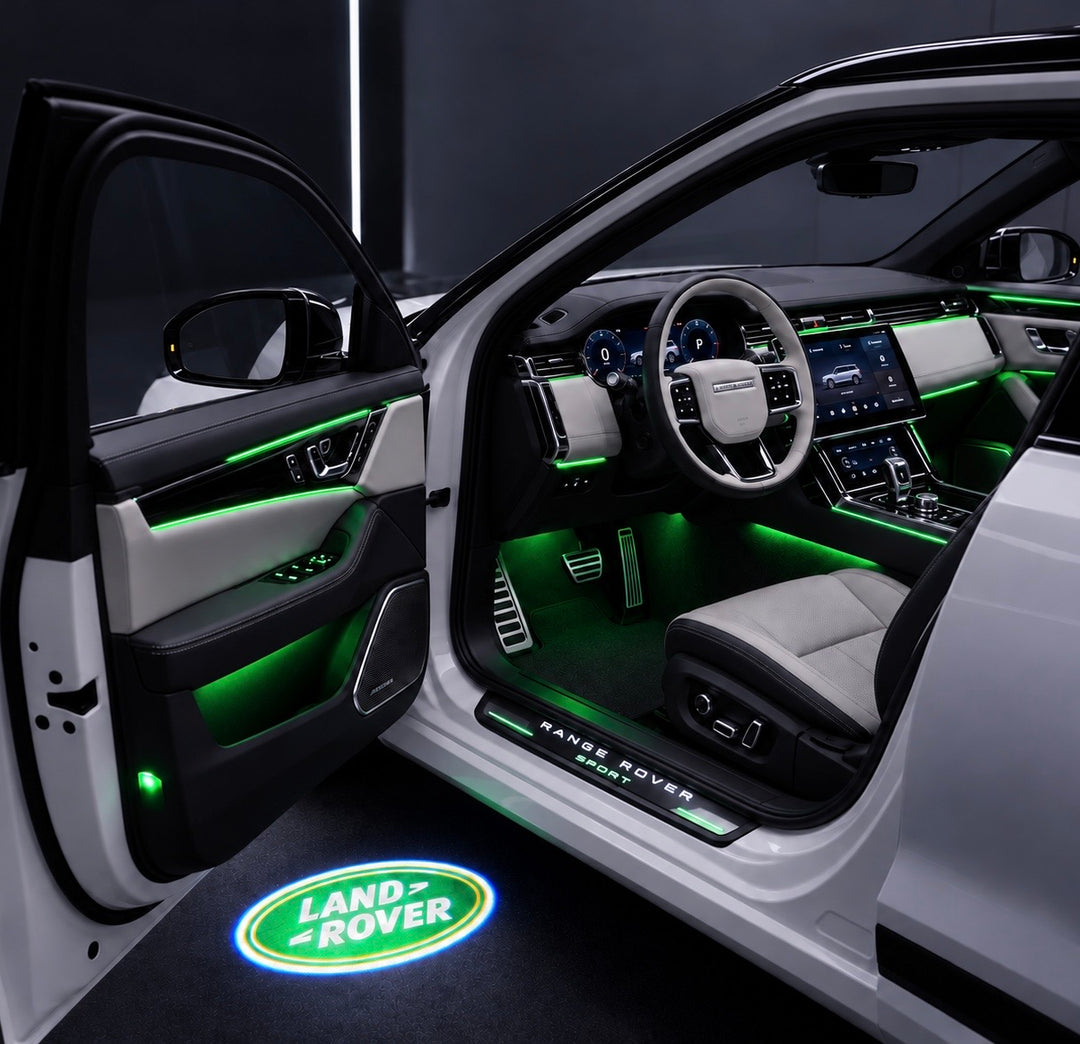 LED-dørlys – Land Rover-logo, projiceret på jorden ved siden af en åben bildør