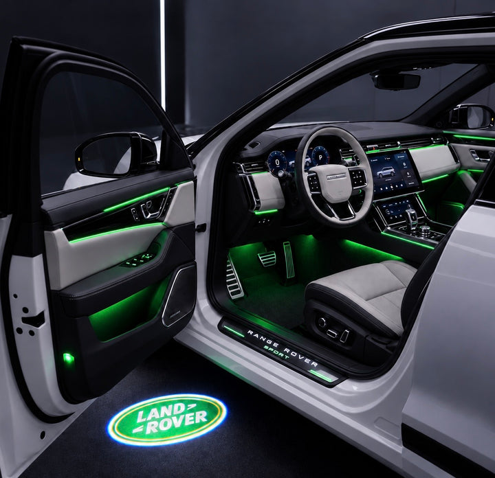 LED-instapverlichting – Land Rover-logo, geprojecteerd op de grond naast een geopende autodeur