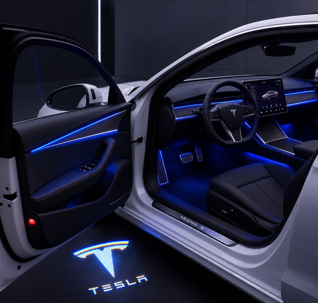 LED-dørlys – Tesla-logo, projiceret på jorden ved siden af en åben bildør