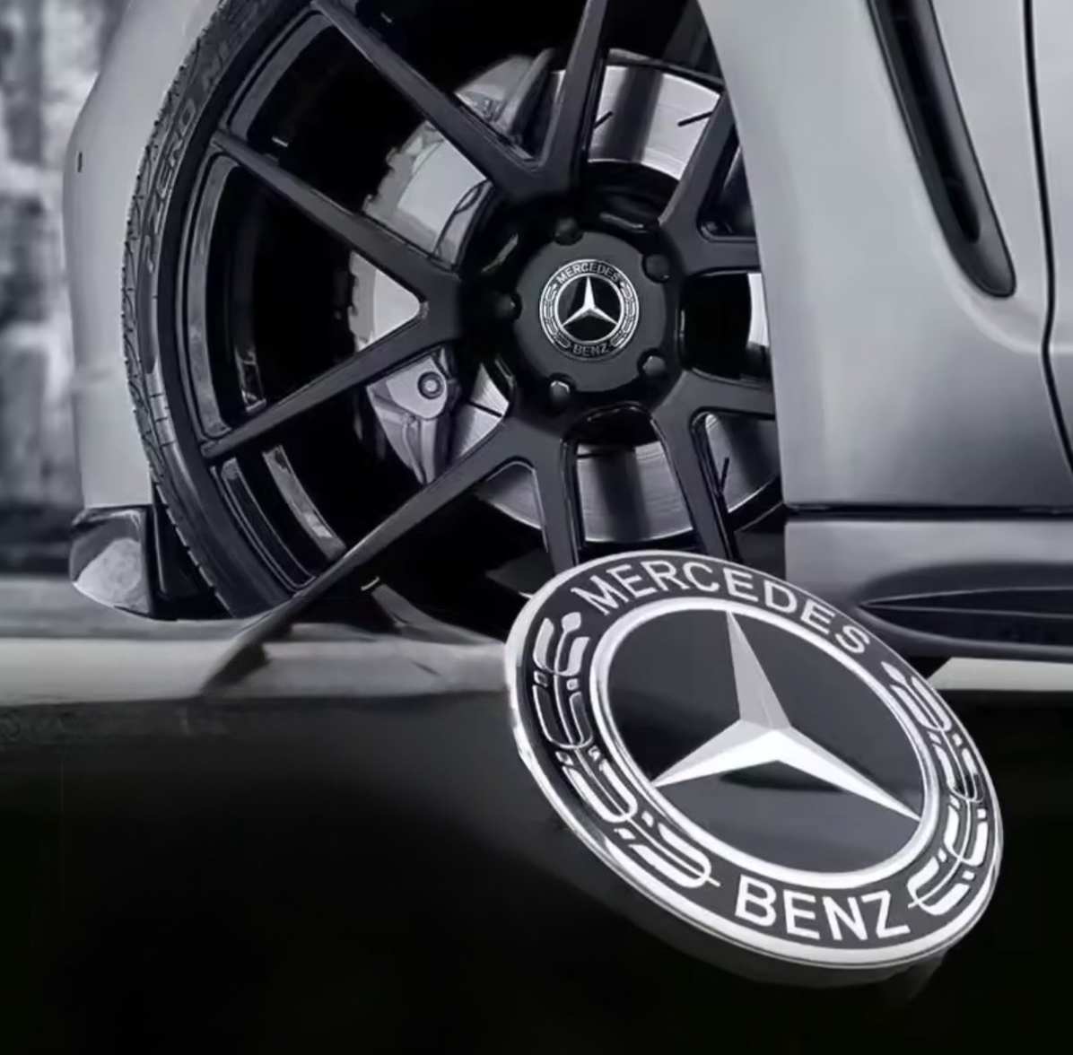 Cache-moyeu avec étoile Mercedes-Benz sur une jante alliage noire