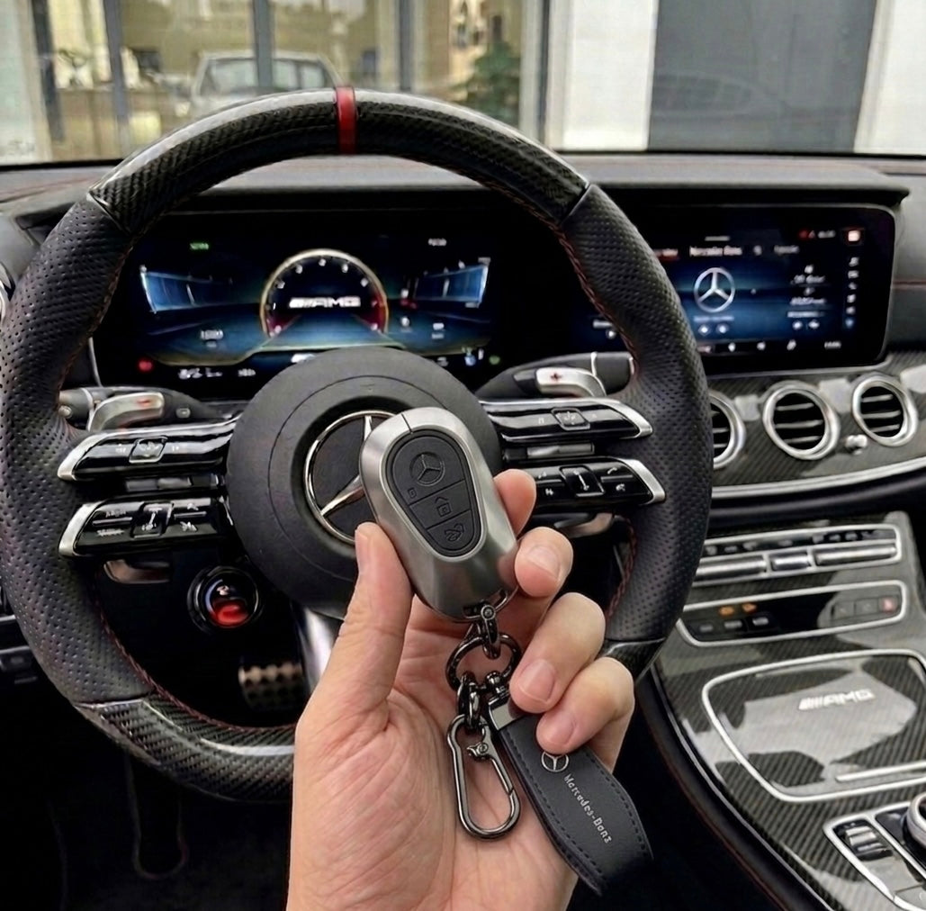 Cover per chiave con logo Mercedes-Benz su una chiave dell’auto, tenuta in mano in auto
