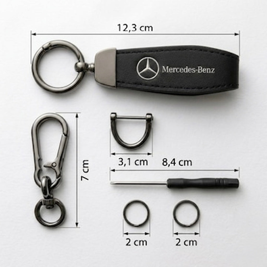 Mere obeska Mercedes-Benz: dolžina 12,3 cm, karabin 7 cm, D-sponka 3,1 cm, obročki 2 cm