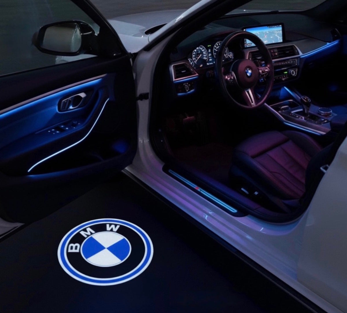 LED projektor loga do dverí – štýl 6: Okrúhle logo BMW so svetelným prstencom; projekcia na zem vedľa otvorených dverí vozidla
