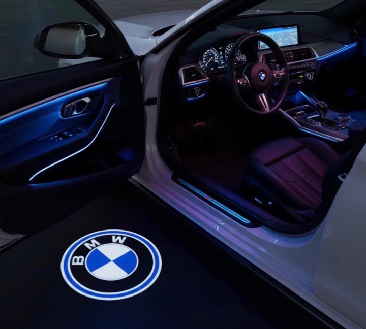 LED projektor loga za vrata – stil 6: Okrugli znak BMW sa svjetlosnim prstenom; projekcija na tlo pokraj otvorenih vrata automobila