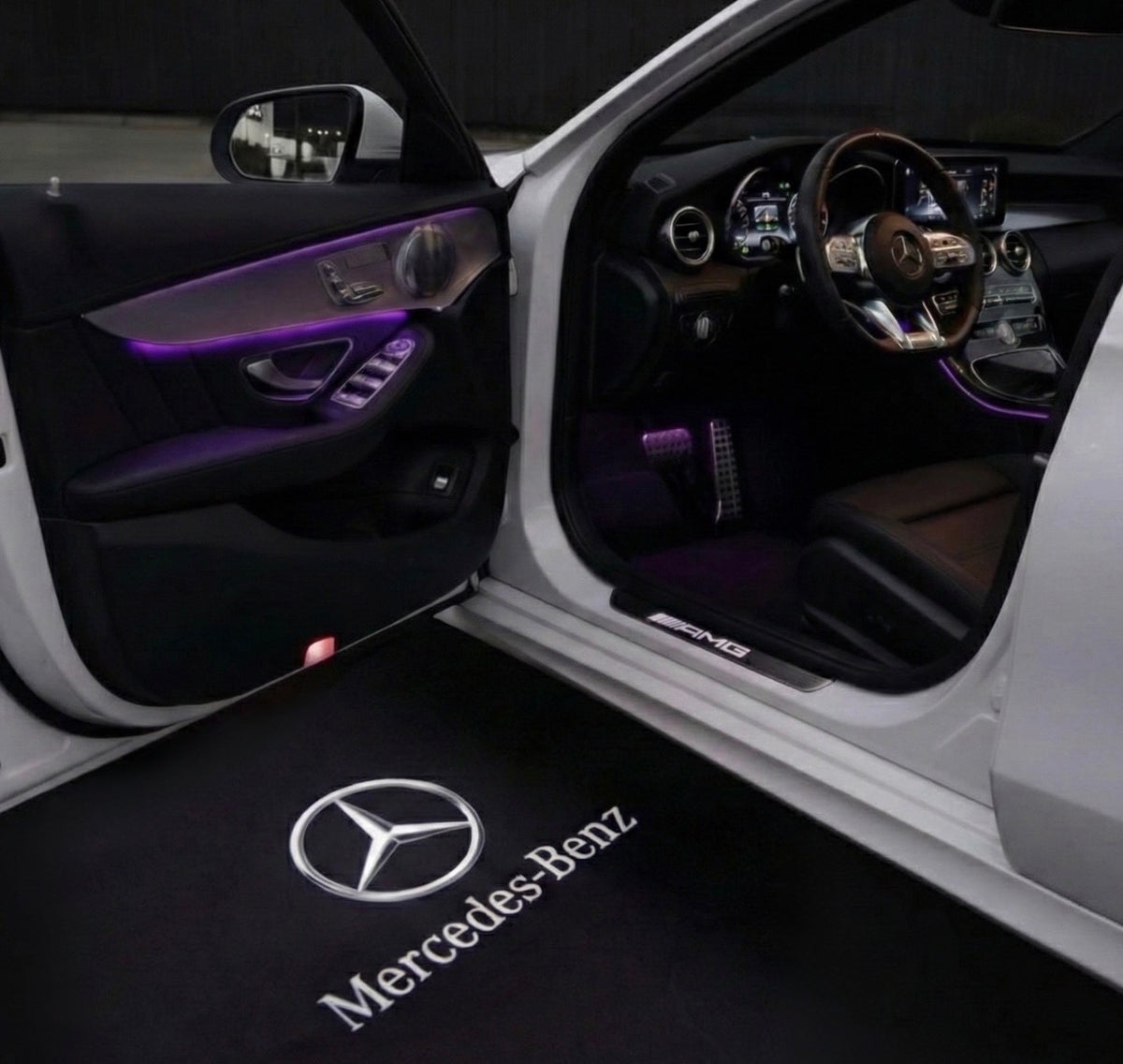 LED projektor loga za vrata – stil 1: Zvijezda s natpisom Mercedes-Benz; projekcija na tlo pokraj otvorenih vrata automobila