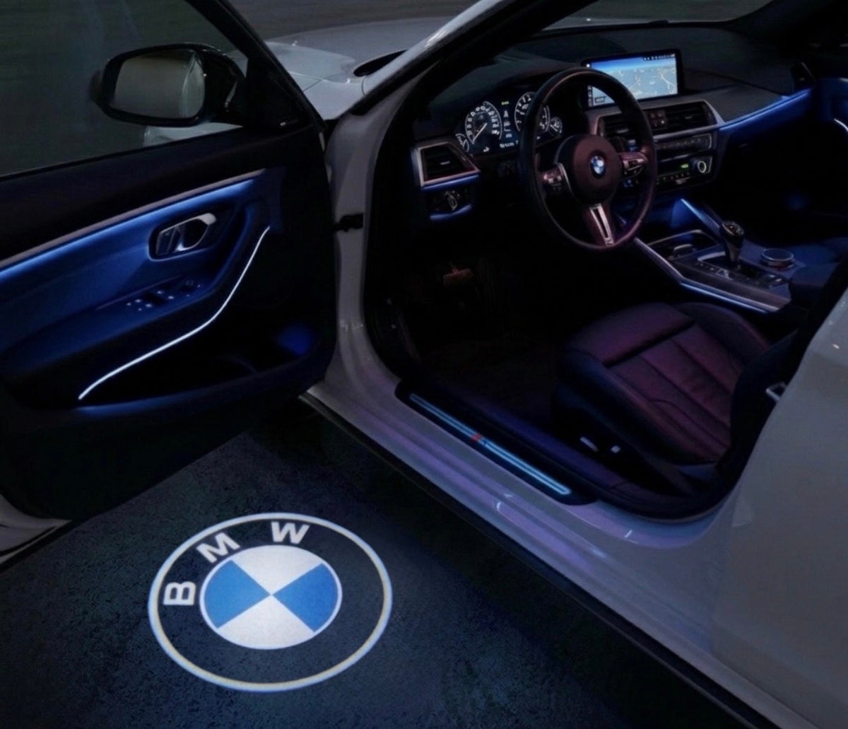 LED projektor loga do dverí – štýl 8: Okrúhle logo BMW, modrobiele; projekcia na zem vedľa otvorených dverí vozidla