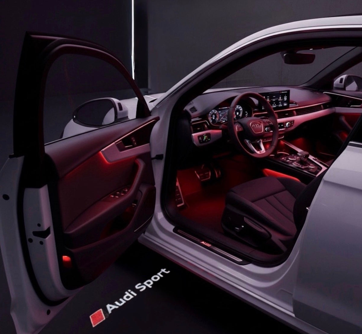 LED projektor loga do dverí – štýl 7: Logo Audi Sport; projekcia na zem vedľa otvorených dverí vozidla