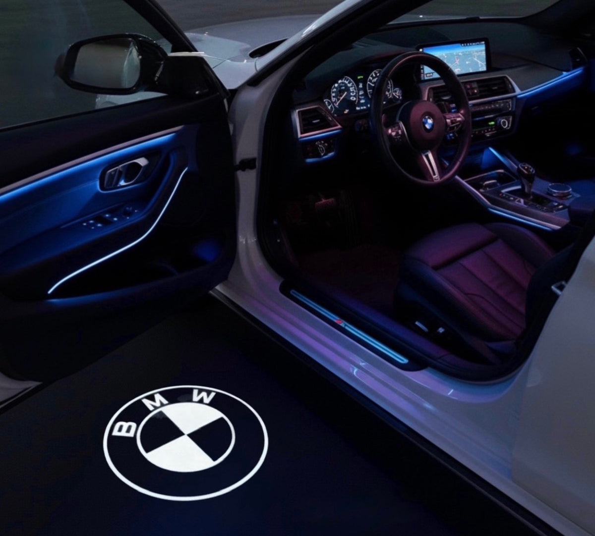 LED projektor loga do dverí – štýl 7: Okrúhle logo BMW, čiernobiele; projekcia na zem vedľa otvorených dverí vozidla