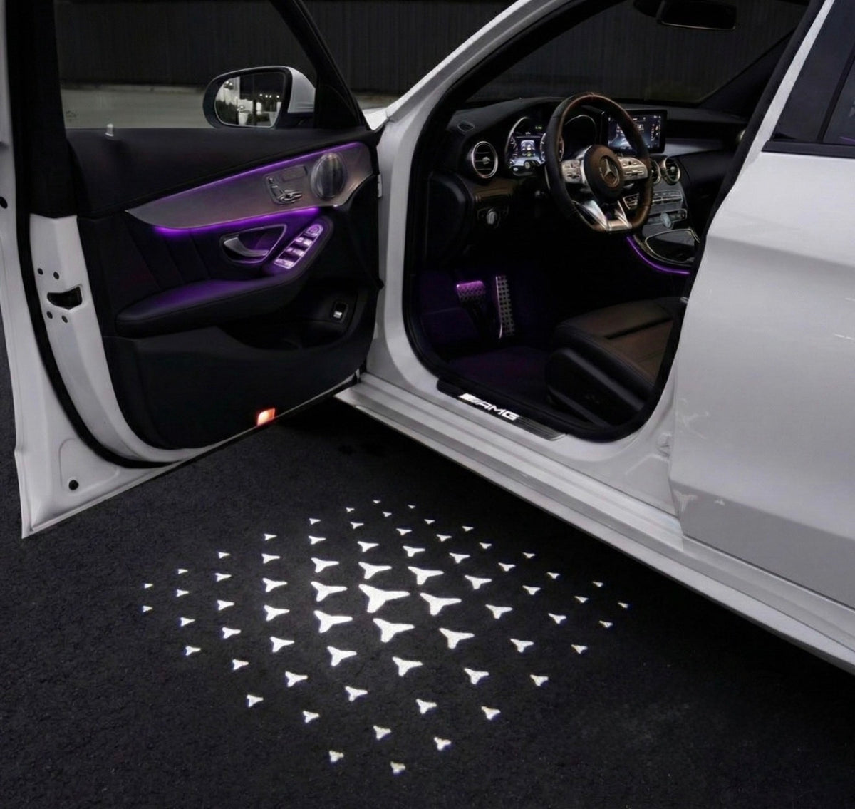 LED projektor loga za vrata – stil 9: Uzorak zvijezda; projekcija na tlo pokraj otvorenih vrata automobila
